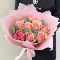 9 нежно-розовых роз с эвкалиптом 
