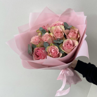 9 нежно-розовых роз с эвкалиптом 