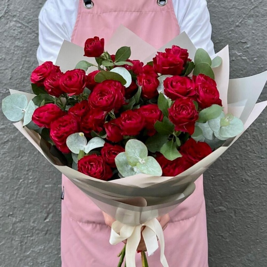 Букет красных кустовых роз с эвкалиптом 