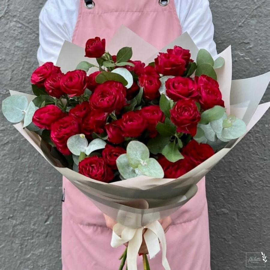 Букет красных кустовых роз с эвкалиптом 