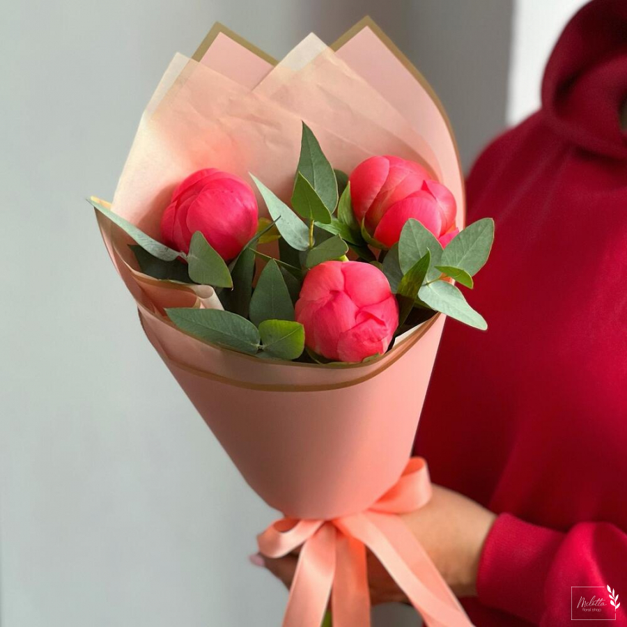 Букет-комлимент из пионов с эвкалиптом